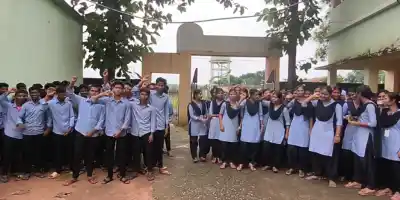 With internal examinations approaching, students of Saheed Memorial Higher Secondary School at Manida under Rasagobindpur block of Mayurbhanj district are staring at an uncertain academic future due to an acute shortage of teaching and non-teaching staff.
