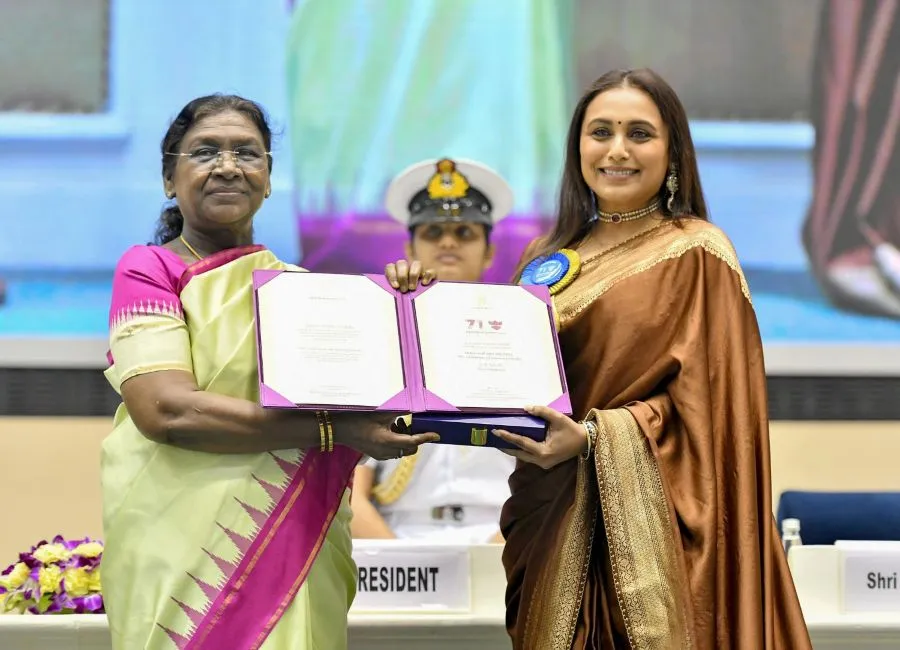 Emotional Rani Mukerji Dedicates National Award Win to Late Father
