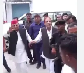 Akhilesh meets Azam Khan in Rampur, says 'no political family harassed as much as his'