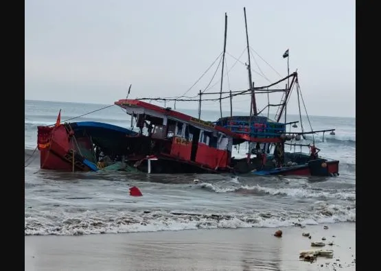Odisha: Narrow escape for eight fishermen as boat capsizes near Satabhaya