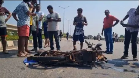 Man with 2 daughters killed under speeding truck at Kamakshyanagar 