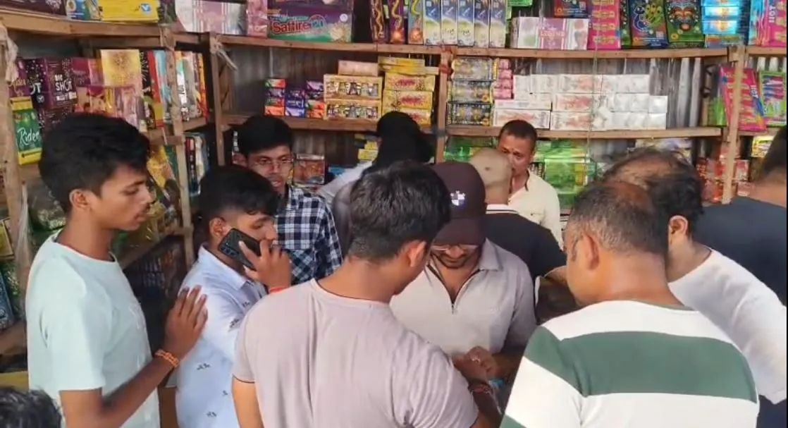 Jatani crackers market sees festive surge amid safety and crowd management concerns