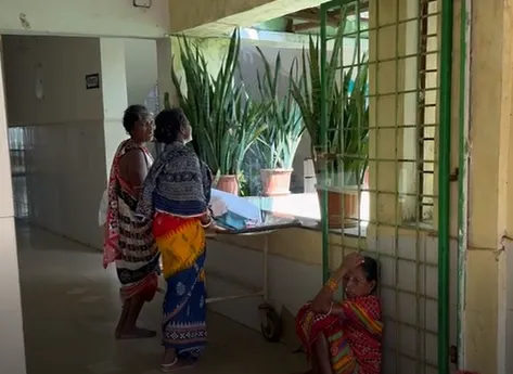 shocking-woman-reaches-hospital-with-live-snake