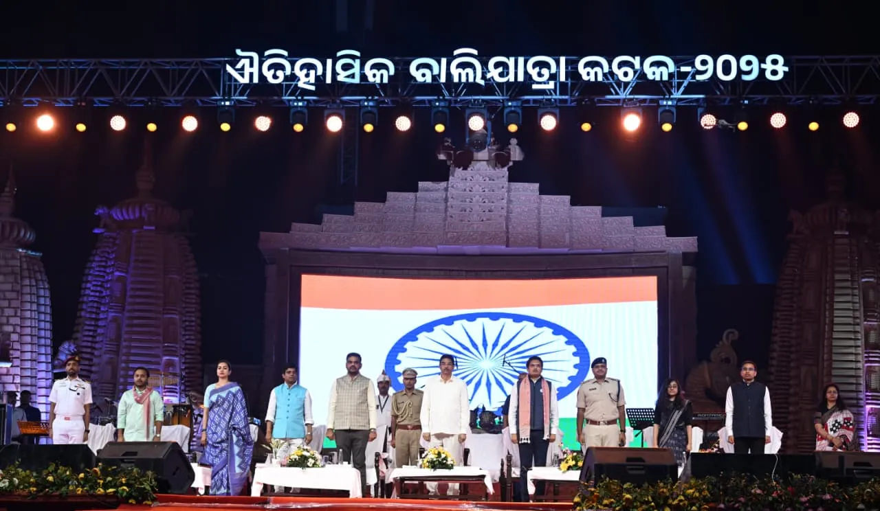 devotees-throng-dhabaleswar-temple-on-4th-kartik-monday