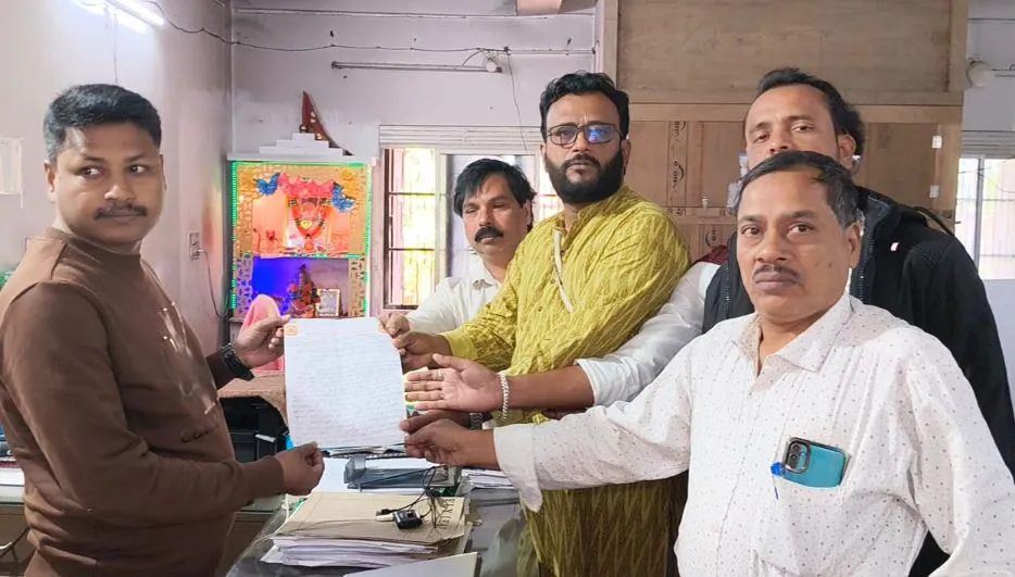 altercation-over-house-rent-slum-dwellers-detain-3-pcr-vans-in-bhubaneswar