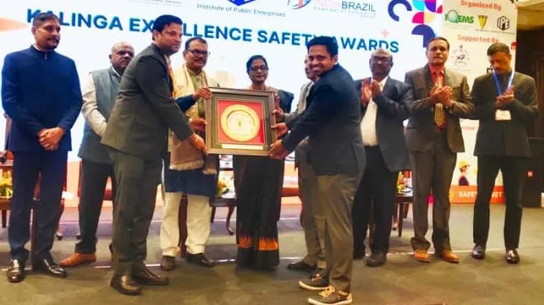 wild-elephant-makena-breaks-into-the-tiger-safari-in-nandankanan