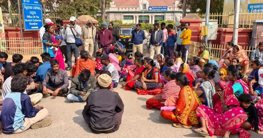 17-injured-as-bus-carrying-pilgrims-to-puri-meets-with-accident-