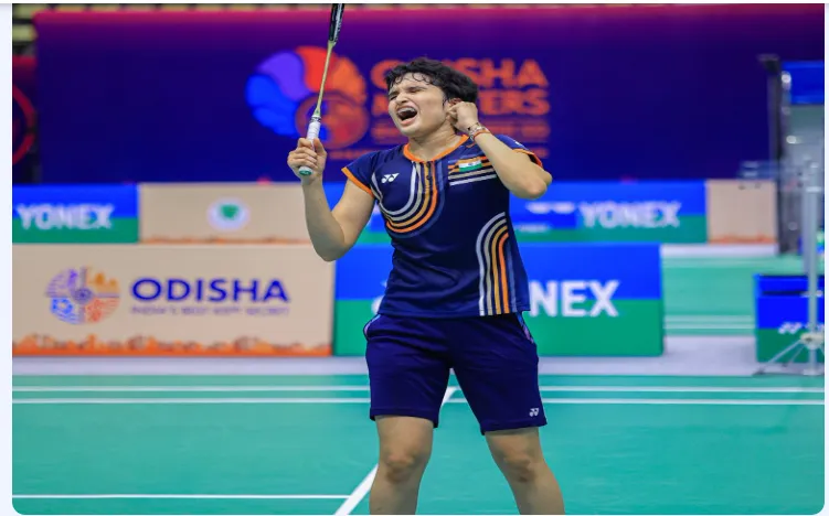 covid-19-patient-spits-at-a-person-in-a-queue-for-train-tickets-in-thailand-dies-during-the-journey