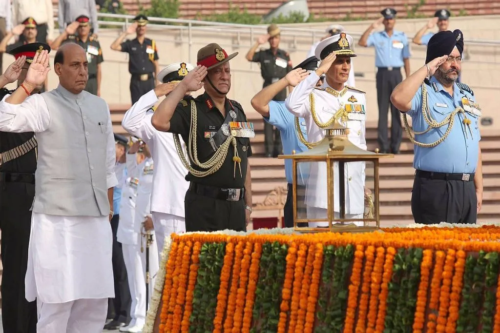 India Celebrates Vijay Diwas: Defence Minister and Service Chiefs Honour Bravehearts of 1971