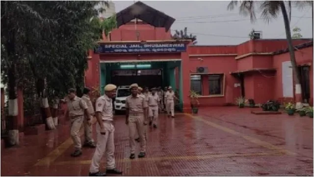 india-records-10197-covid-19-cases-301-deaths-in-last-24-hours