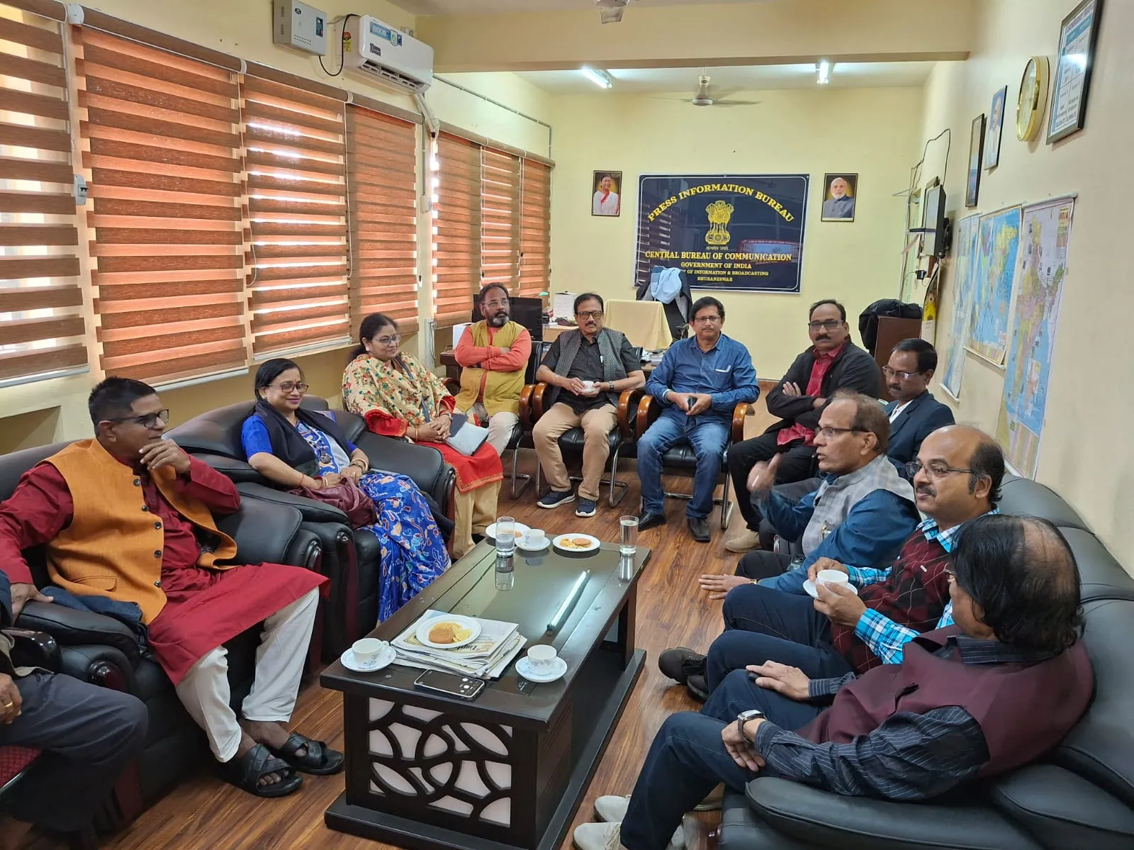 mlas-of-jmmled-alliance-arrive-in-hyderabad