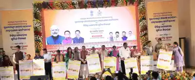 Dharmendra distributes work orders to 855 PMAY-Urban beneficiaries in Sambalpur 