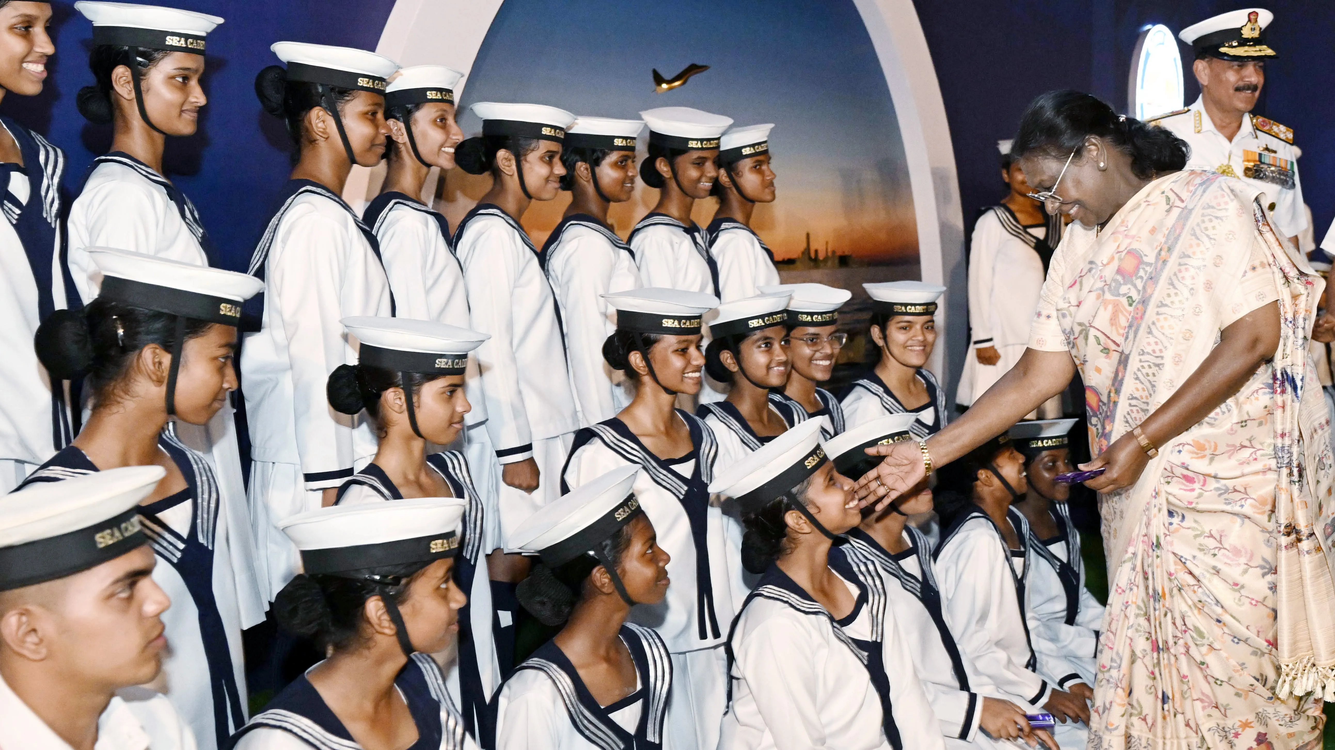 Navy Day 2025: President Murmu and PM Modi Salute Courage of Indian Navy Sailors and Veterans