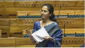 wild-bear-roams-in-market-locals-panic