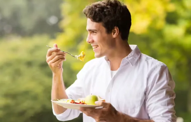 Impact of eating while standing on your body and metabolism