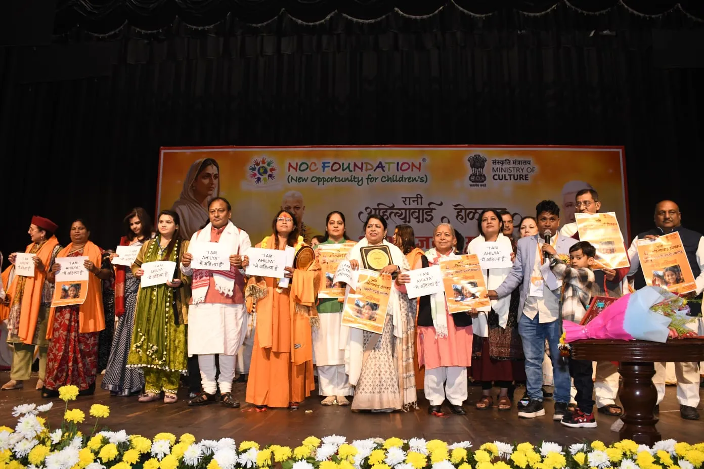 sushmita-comforted-child-artiste-during-shooting-for-taali