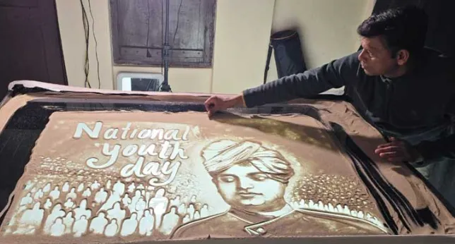 Sand Artist Manas Kumar Sahoo pays tribute to Swami Vivekananda on National Youth Day


