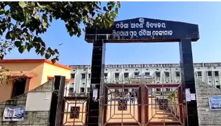 people-lock-sbi-bank-protest-unjustifiable-debits