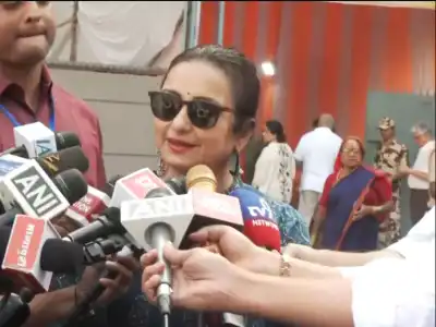 "It is our right..," says Divya Dutta after casting vote in BMC elections