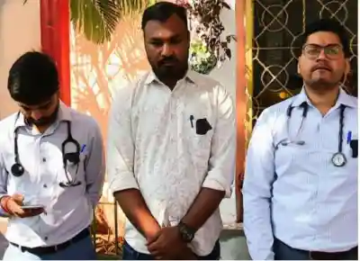 Assault on Medical Officer: Capital Hospital doctors serve patients wearing black badges