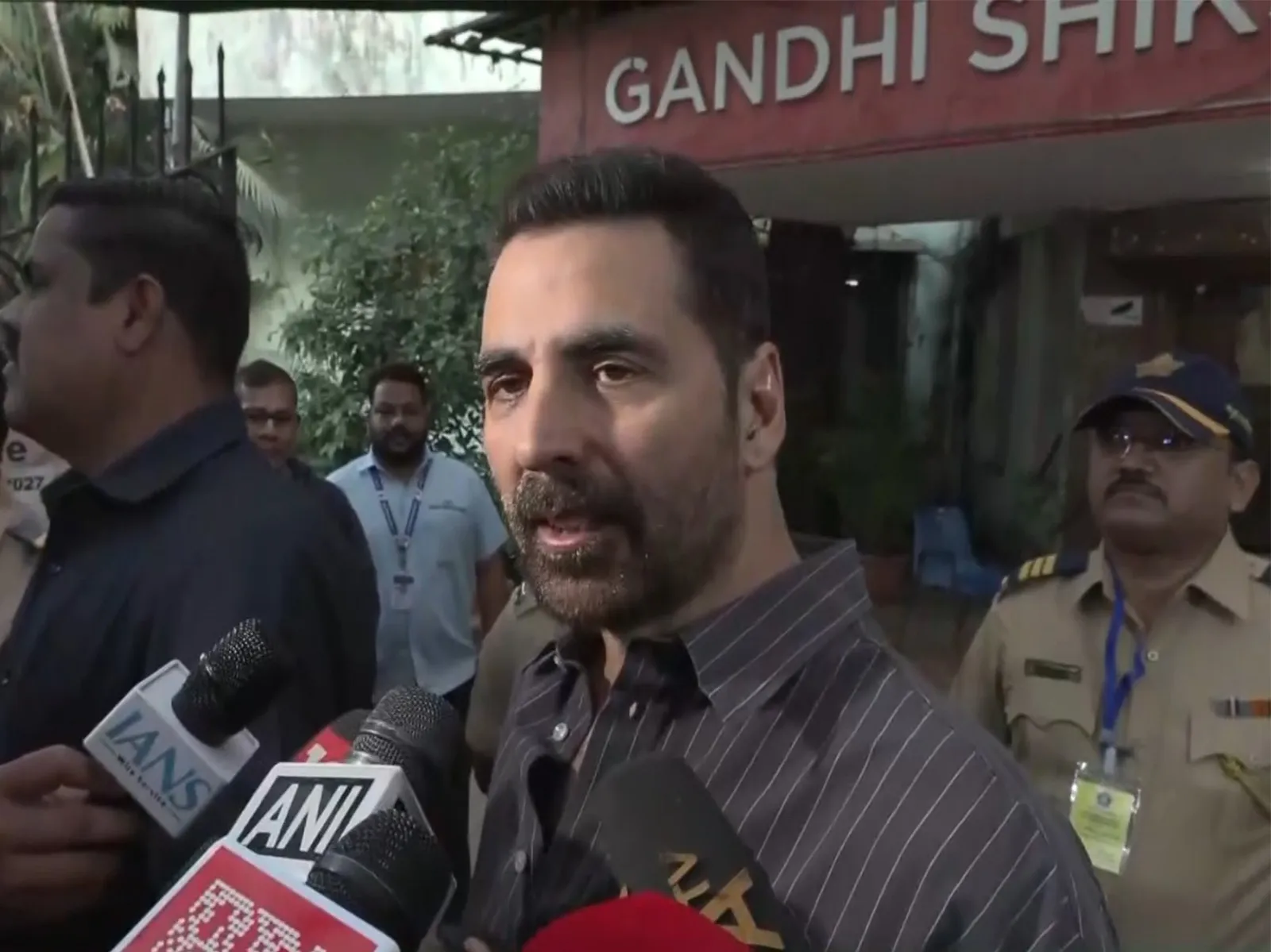 Akshay Kumar's escort car meets with accident in Mumbai