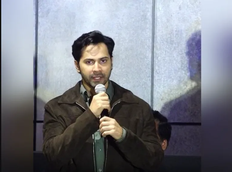 janhvi-kapoor-radiates-elegance-in-gilded-attire-crowned-with-regal-tiara-at-glamorous-event