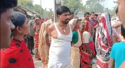 Centre Manager of Mini Bank tied to electric pole, thrashed black & blue by women investors in Balasore