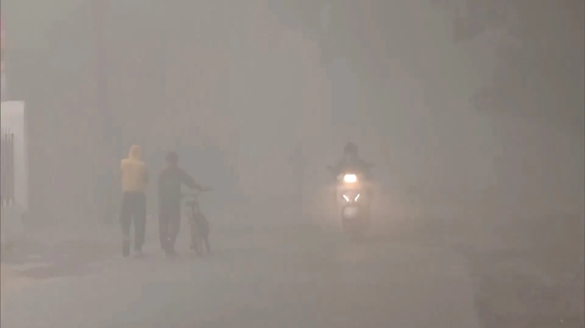 Dense fog grips Bhubaneswar, disrupts traffic and visibility across Odisha