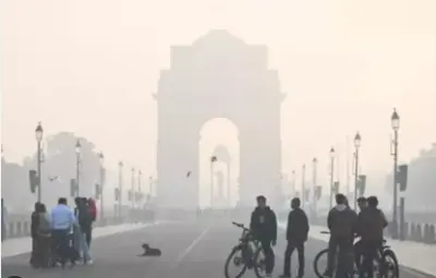 Yellow Alert Issued as Dense Fog Lingers in Delhi; Air Quality Rated 'Poor'