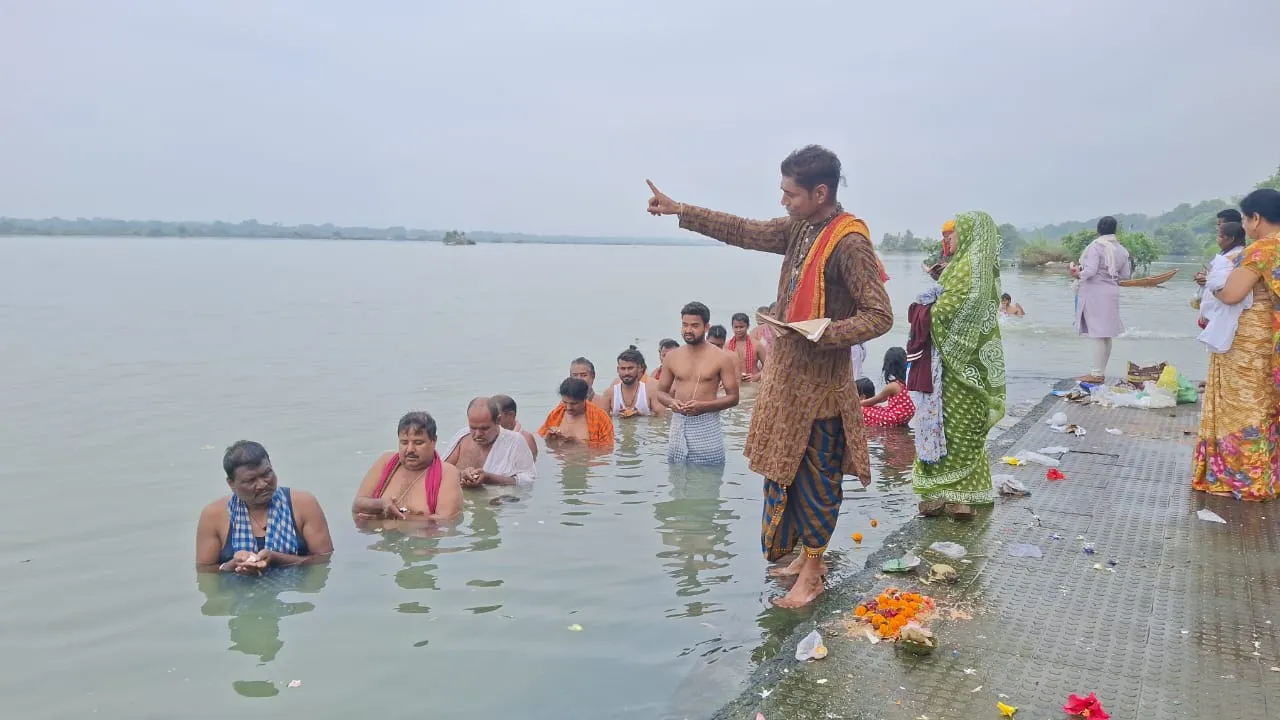Mahalaya 2026: Thousands Visit Odisha Temples for Dhabalamukhi Darshan, Pind Daan
