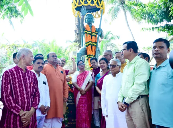Odisha Assembly Speaker pays tribute to Jayaprakash Narayan and Baji Rout