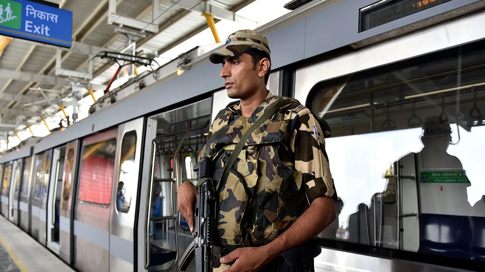 Delhi metro seat dispute 