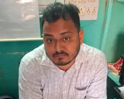 Odisha: Revenue Inspector caught red handed taking bribe in Balangir