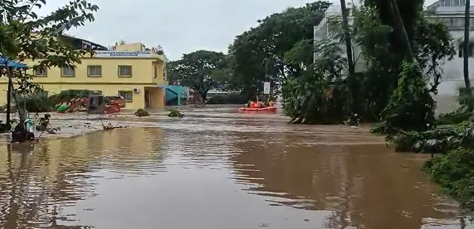 Cyclone Arnab wreaks havoc in Asika, thousands stranded in floodwaters