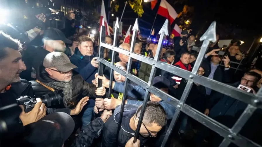 Political crisis grips Poland following dramatic purge of Constitutional Court Judges