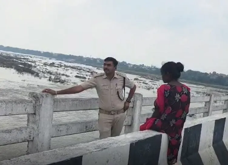 Timely police intervention saves woman from jumping into Mahanadi in Sambalpur