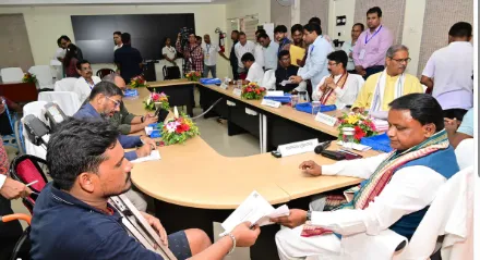 congress-activists-distribute-chocolate-during-hartal