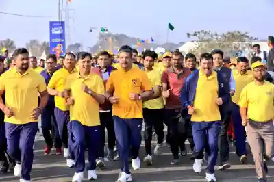 Dharmendra flags off Hirakud International Half Marathon in Sambalpur 