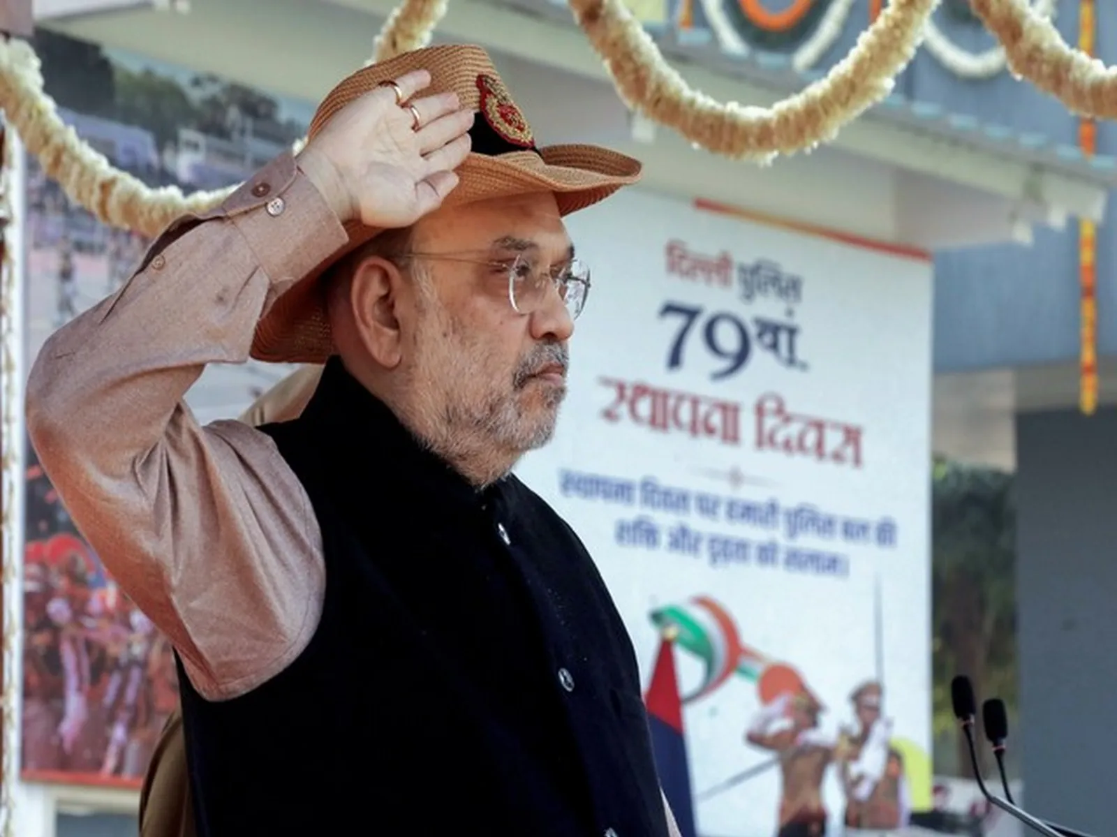 priyanka-chopra-nick-jonas-forced-to-move-out-of-20m-mansion-over-health-concerns