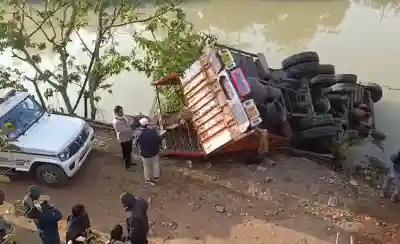 Truck plunges into river amid dense fog in Balasore, Two safe