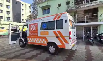 Pickup van falls from Kurla Bridge, 6 injured