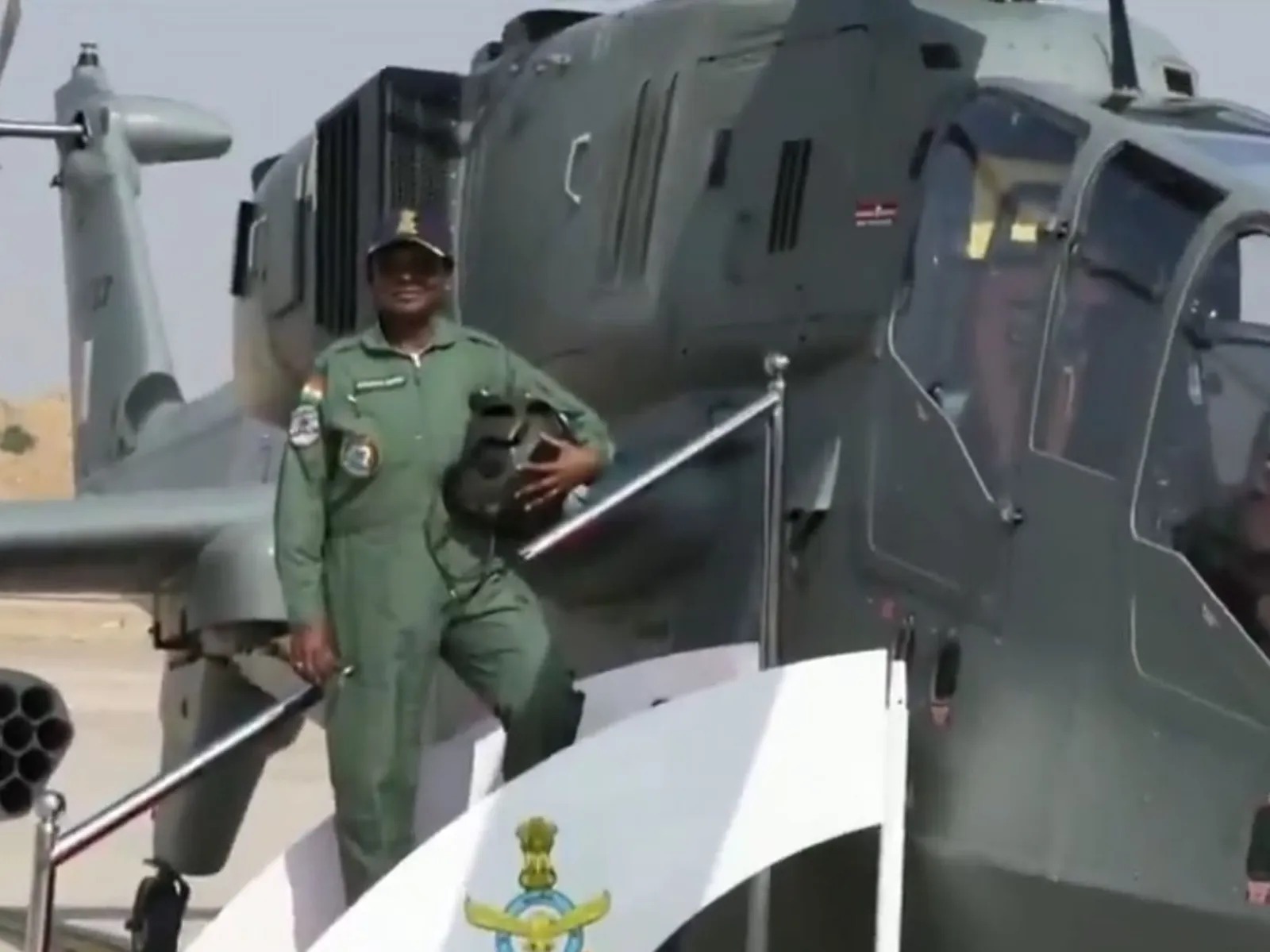 corona-warrior-family-neighbours-applaud-lady-doctor-who-returned-home-after-20-days-video