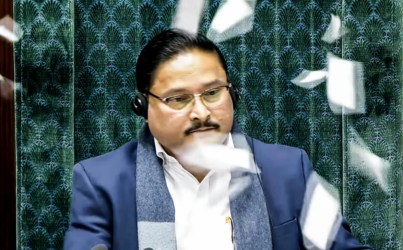 odisha-huge-python-spotted-in-moving-truck-rescued