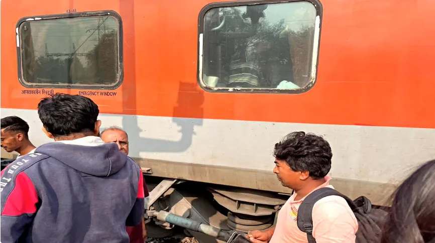 truck-falls-in-30-ft-ditch-in-koraput