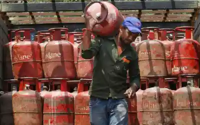 Gas shortage hits Bhubaneswar: Consumers wait overnight for cylinders