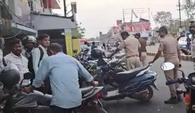 Traffic congestion worsens in Anandapur as shopkeepers block roads with vehicles & goods