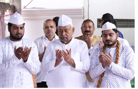 Nitish Kumar Prays at Mosque in Patna, Extends Eid Greetings to Muslim Community, 