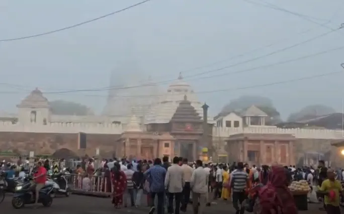 Dense fog disrupts visibility at Srimandir


