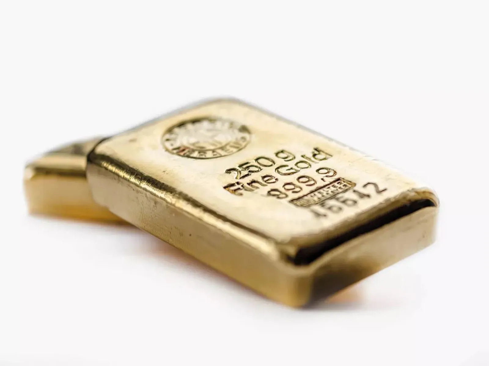 Gold logs worst weekly fall in 40 years, experts see buying opportunity for long-term investors