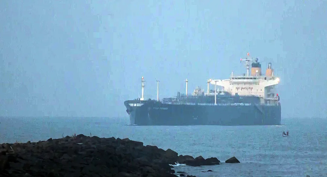 Two vessels carrying 92,000 MT LPG begins movement: Shipping Ministry
